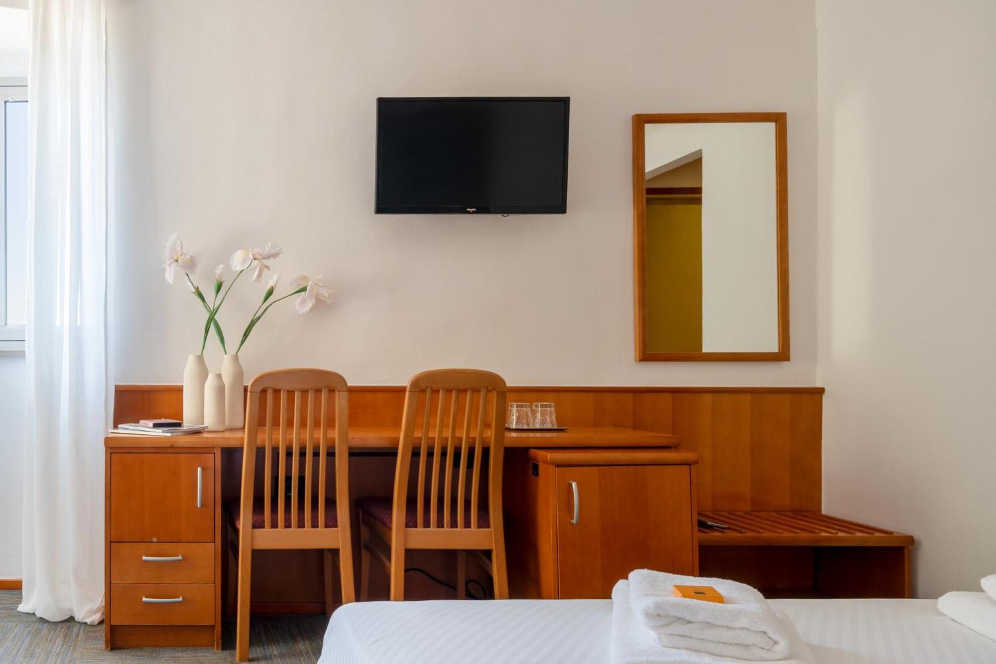 Newly Renovated Hotel Kastil โบล ภายนอก รูปภาพ