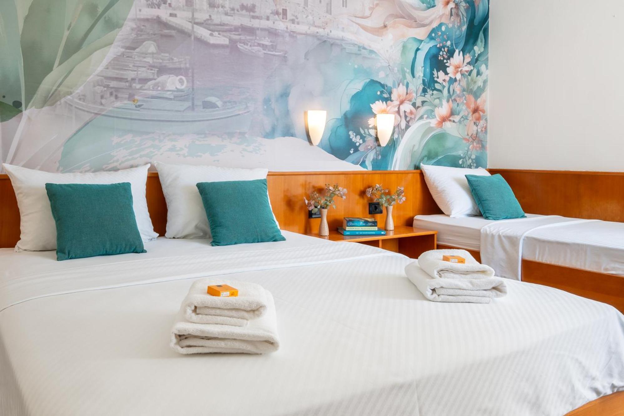 Newly Renovated Hotel Kastil โบล ภายนอก รูปภาพ