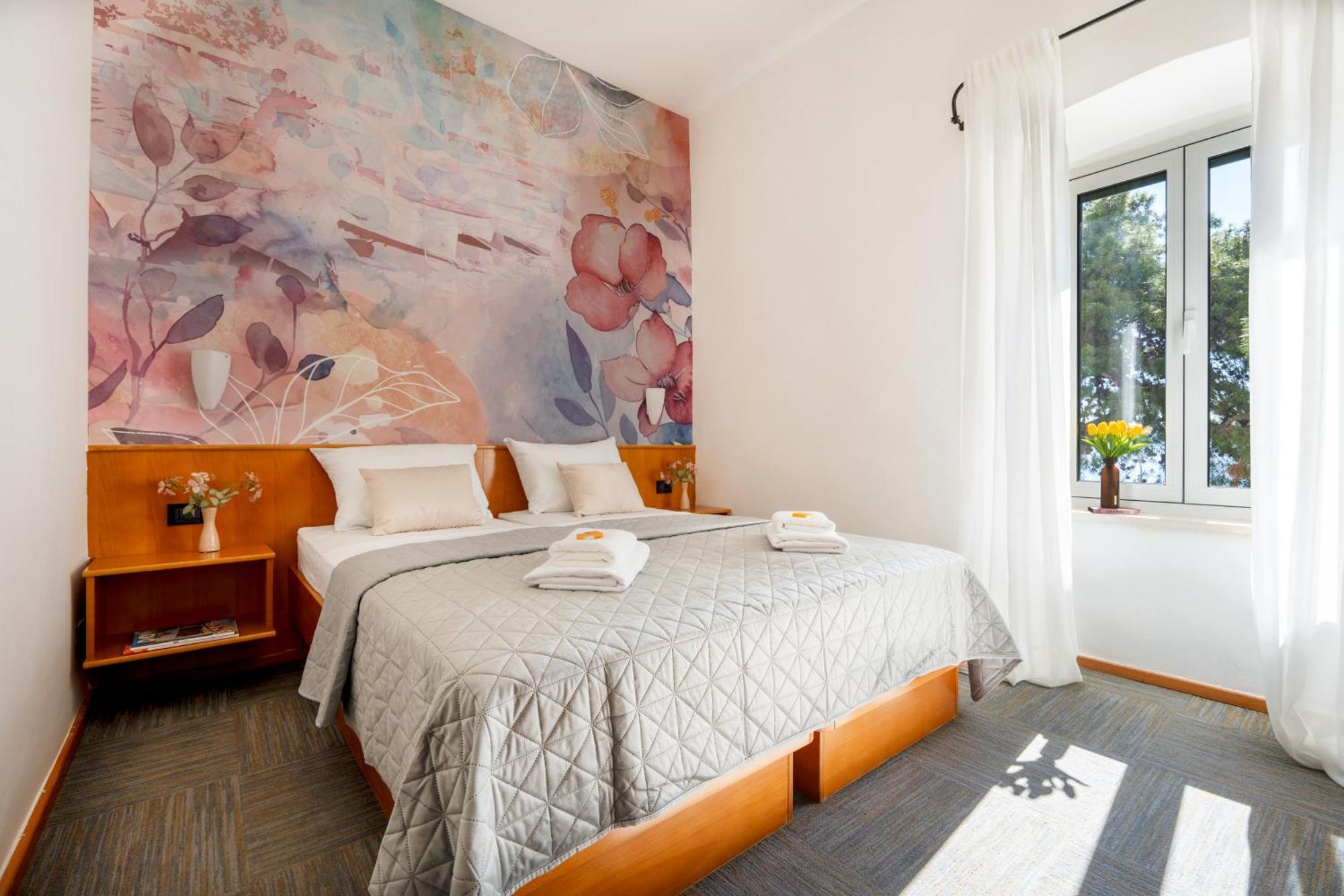 Newly Renovated Hotel Kastil โบล ภายนอก รูปภาพ