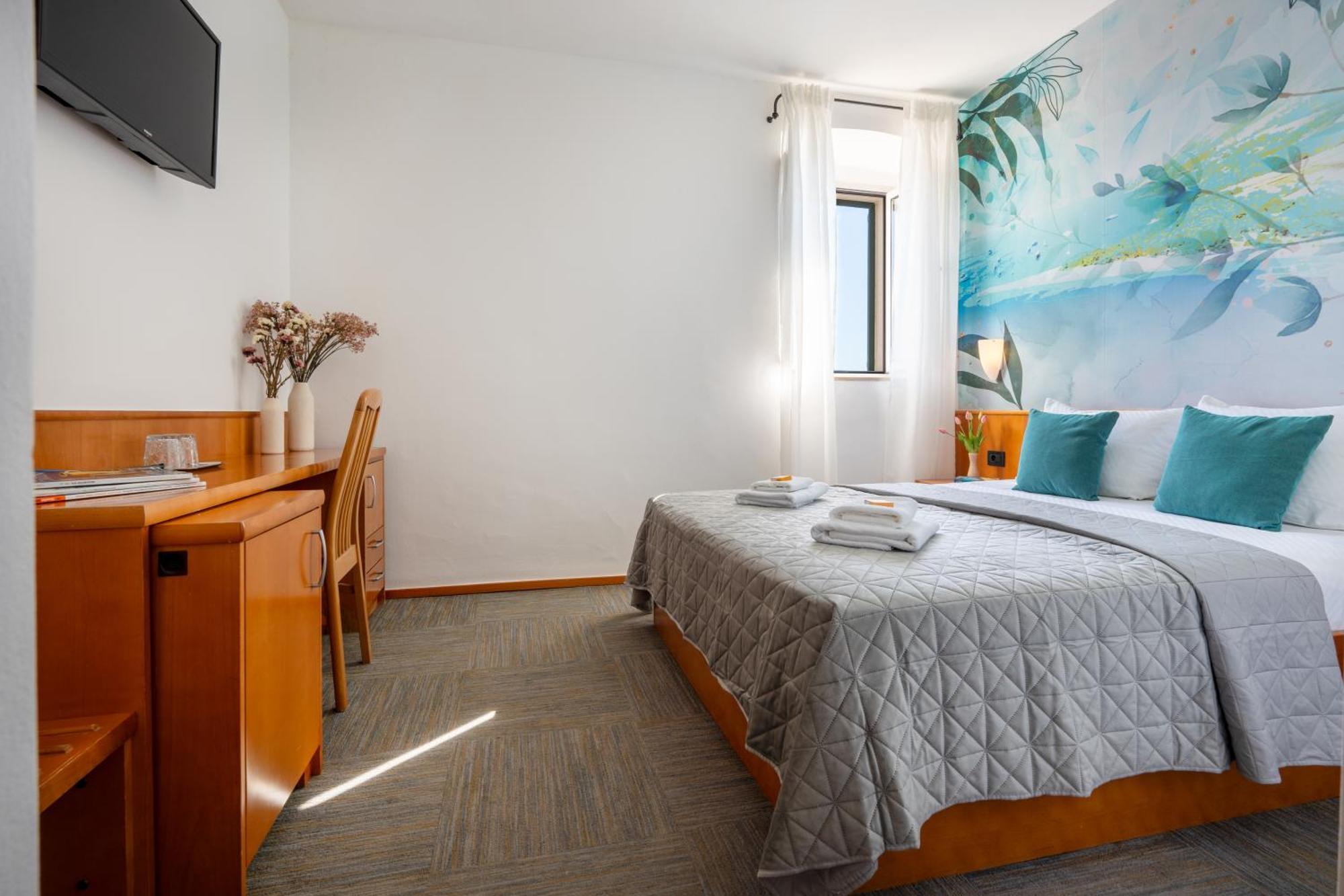 Newly Renovated Hotel Kastil โบล ภายนอก รูปภาพ