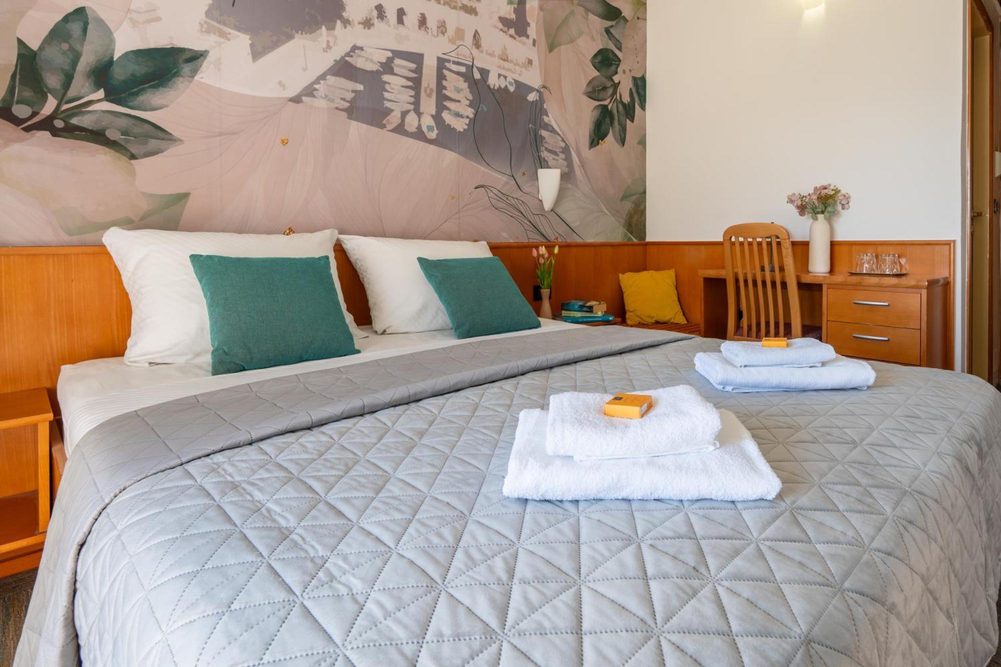 Newly Renovated Hotel Kastil โบล ภายนอก รูปภาพ