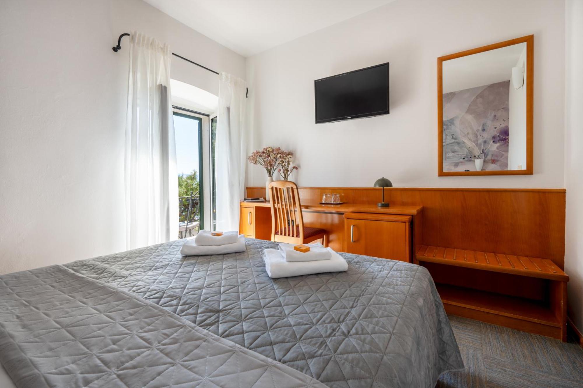 Newly Renovated Hotel Kastil โบล ภายนอก รูปภาพ