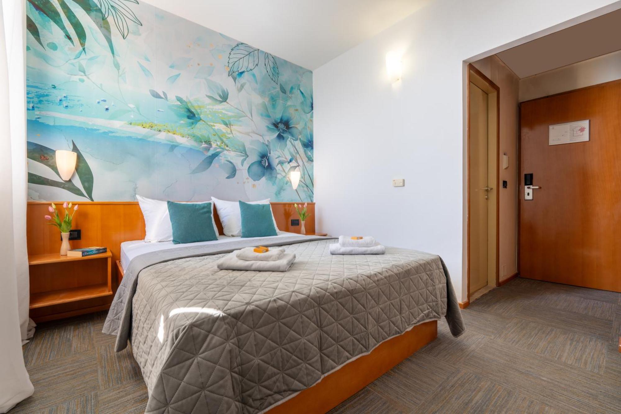 Newly Renovated Hotel Kastil โบล ภายนอก รูปภาพ