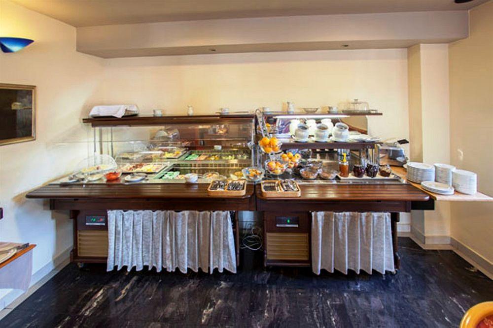 Newly Renovated Hotel Kastil โบล ภายนอก รูปภาพ